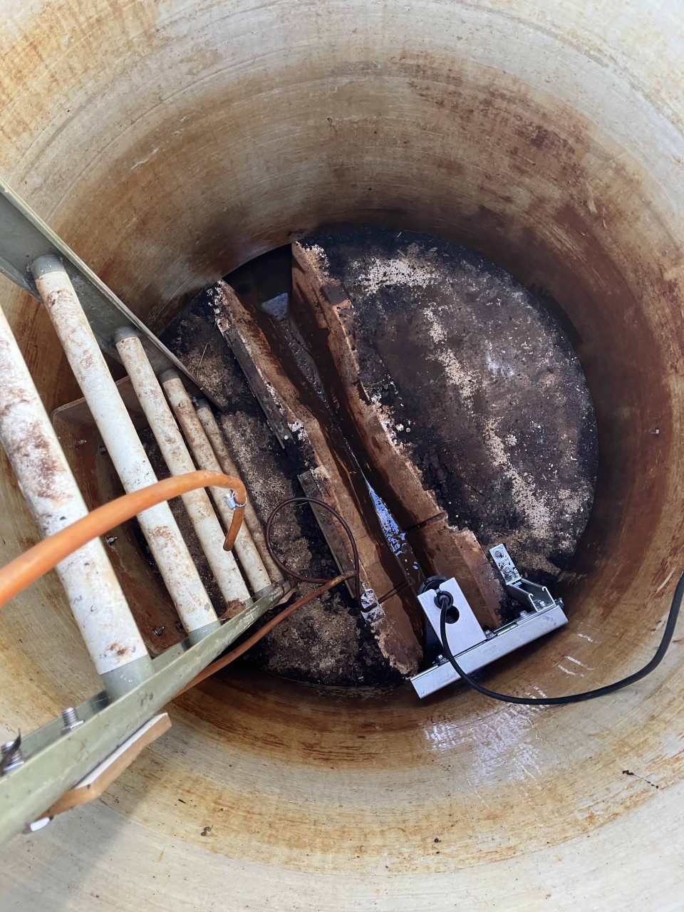 Landfill leachate metering and a sampling manhole